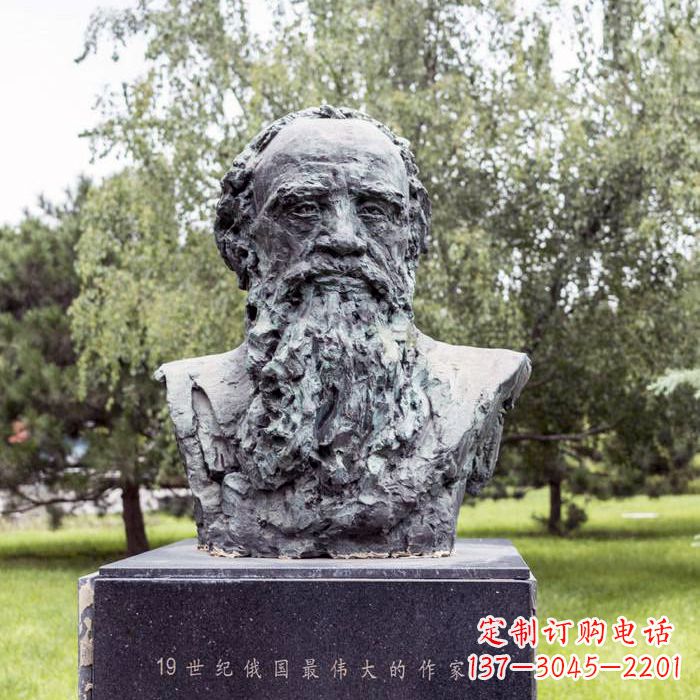 烟台19世纪俄国最伟大的作家列夫·尼古拉耶维奇·托尔斯泰雕像