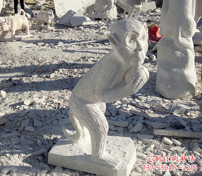 烟台抱桃子的猴子石雕系列传承古老文化,让爱活跃起来