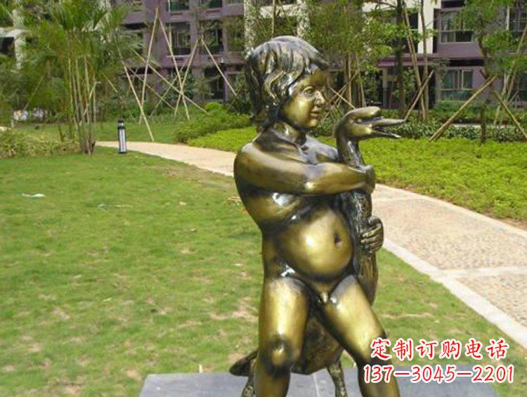 烟台新颖童真男孩城市玻璃钢仿铜景观雕塑