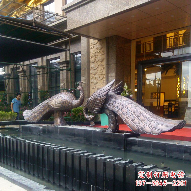 烟台宾馆门口铜雕孔雀
