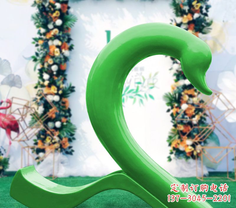烟台新颖抢眼的玻璃钢爱心天鹅雕塑