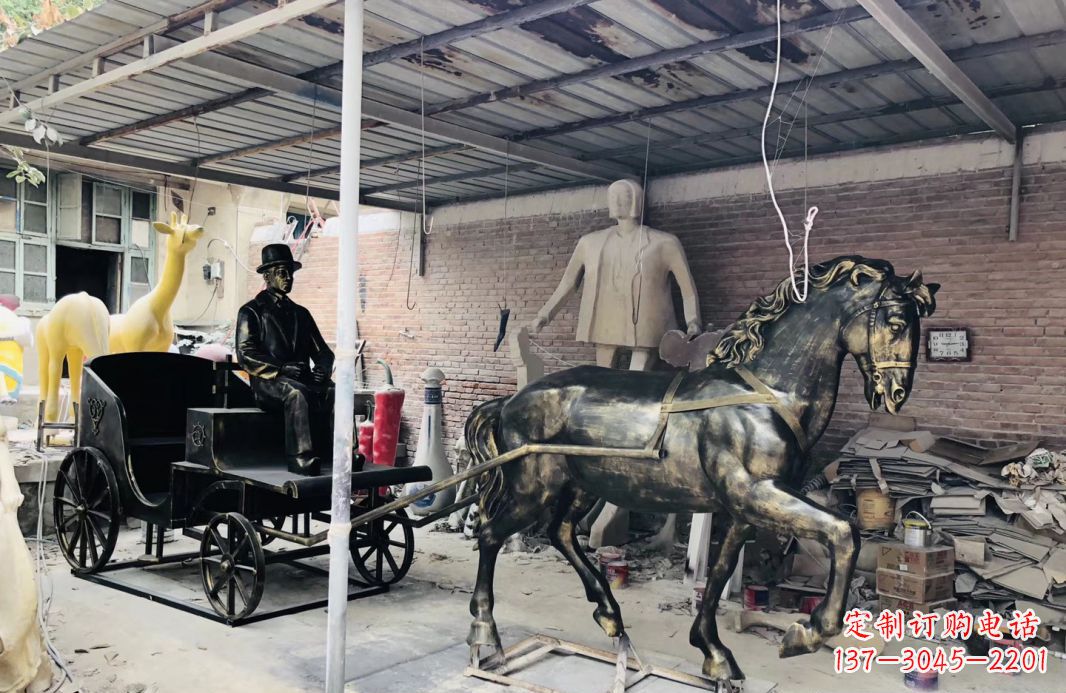 烟台玻璃钢仿铜马车雕塑——给广场景观增添绚丽色彩