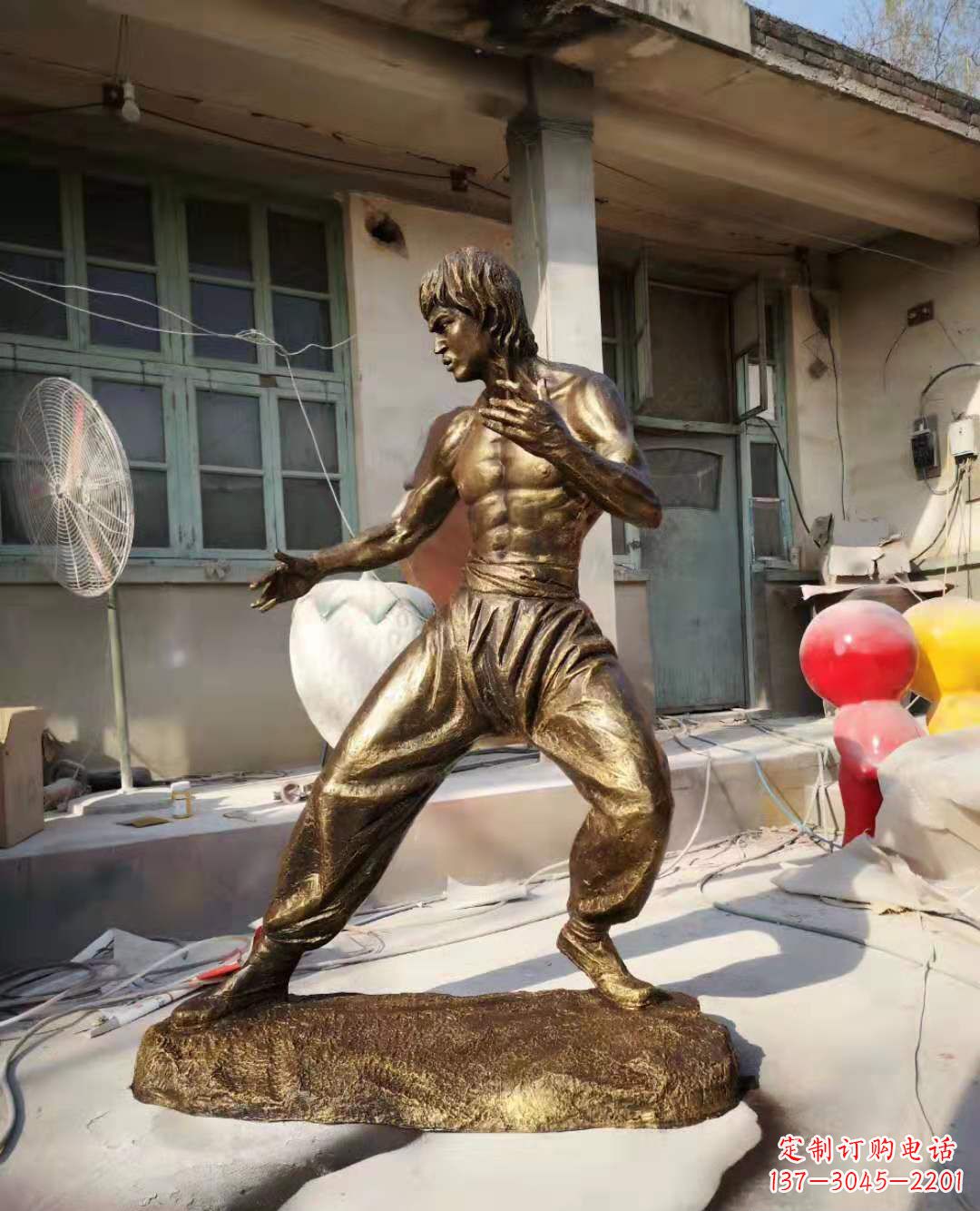 烟台铜像传奇——李小龙雕塑