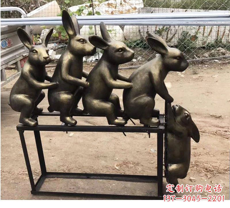 烟台玻璃钢兔子雕塑仿铜玩耍的兔子