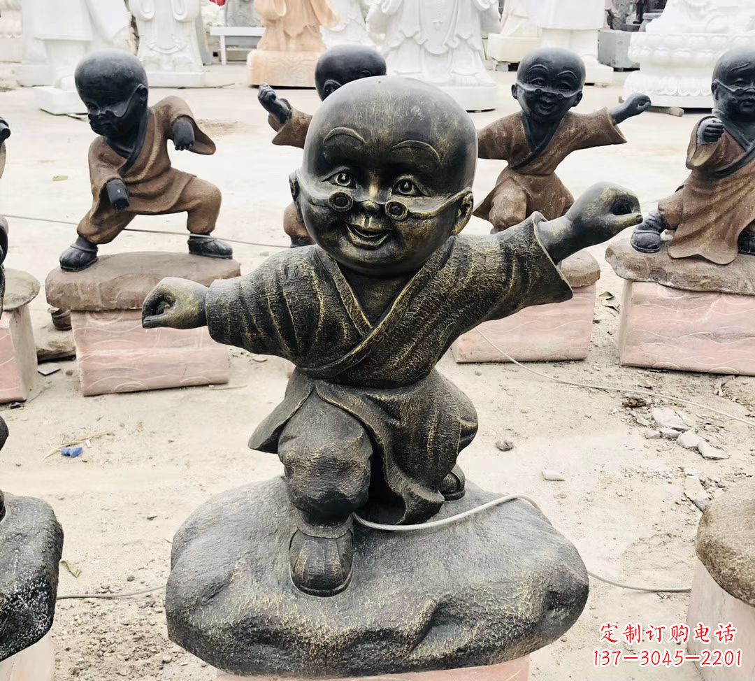 烟台玻璃钢仿铜小和尚雕塑传承佛教文化