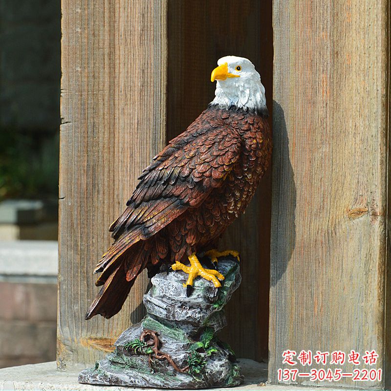 烟台玻璃钢老鹰雕塑——传递自然之美