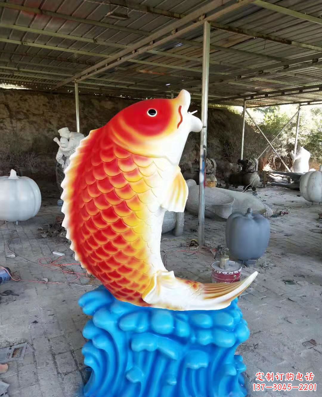 烟台玻璃钢制作的精美鲤鱼喷泉雕塑