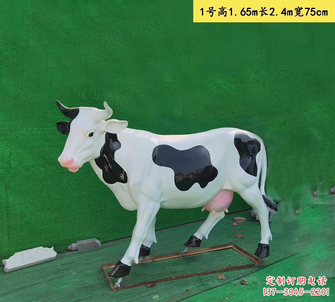 烟台玻璃钢仿真奶牛雕塑精致而可爱