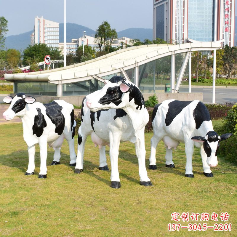 烟台玻璃钢制作的仿真奶牛雕塑——装点园林草坪