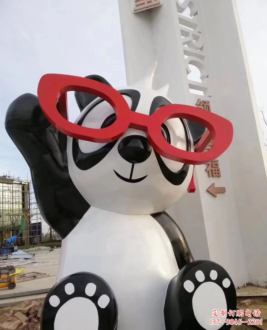 烟台玻璃钢制熊猫雕塑——传承中华文化的艺术精品