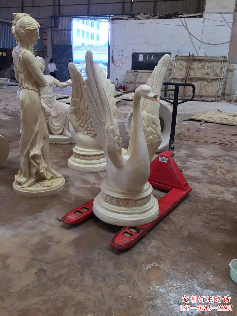 烟台玻璃钢制作的天鹅雕塑