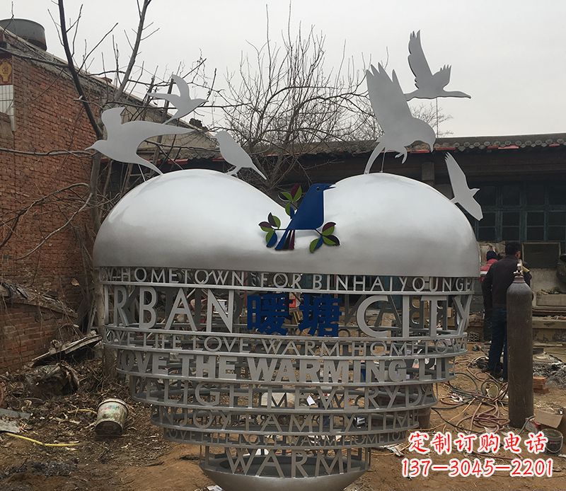 烟台不锈钢爱心字母雕塑——象征着爱的礼物