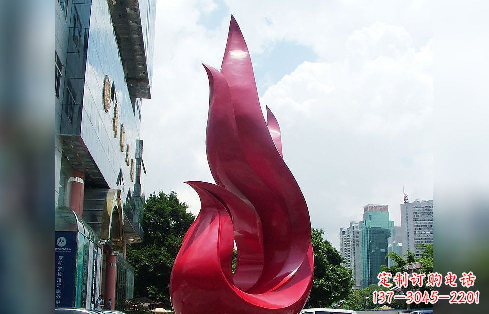 烟台孔雀广场的不锈钢雕塑