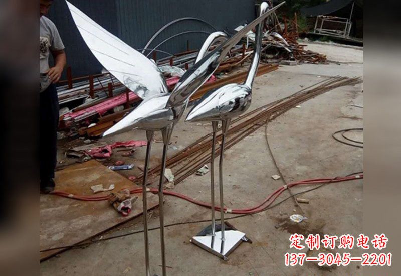 烟台不锈钢仙鹤雕塑象征着美丽与和谐