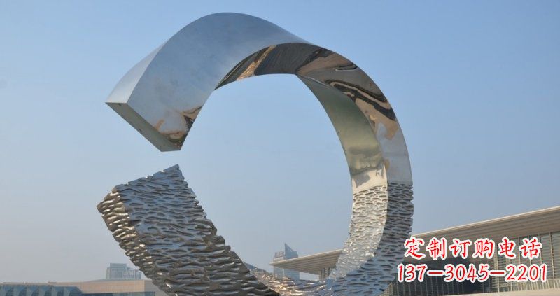 烟台环绕城市的不锈钢圆环雕塑