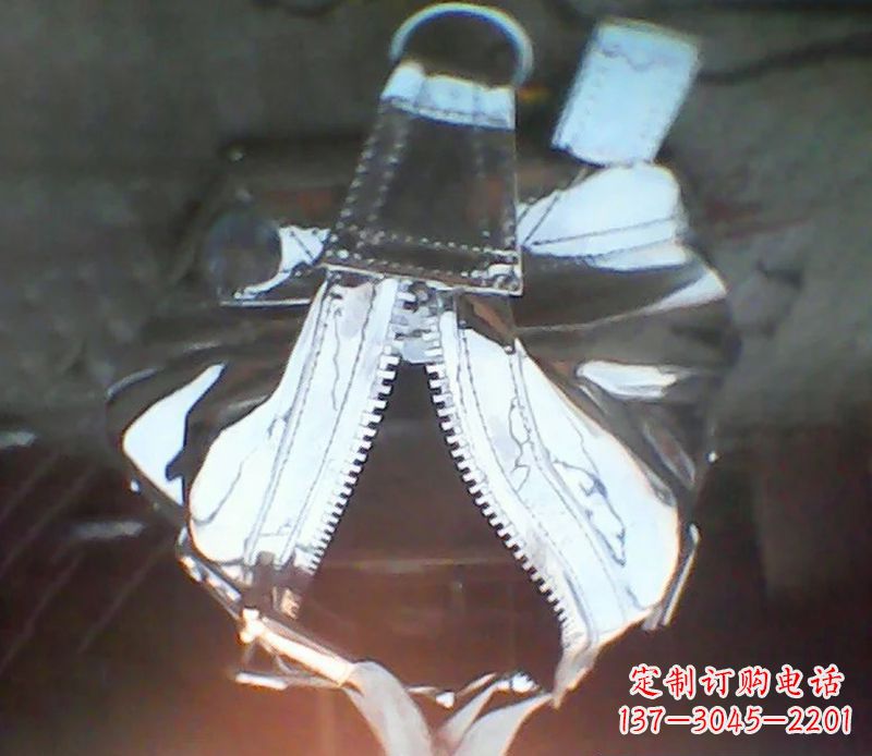 烟台精美不锈钢手提包雕塑