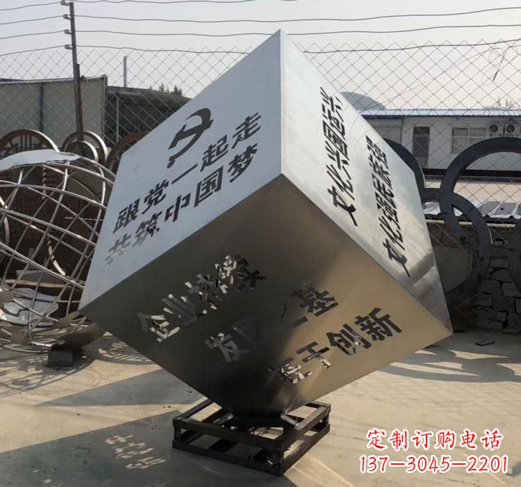 烟台不锈钢灯饰魔方雕塑——精妙艺术