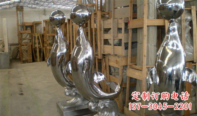 烟台不锈钢顶球海豚雕塑融合精美艺术与实用功能