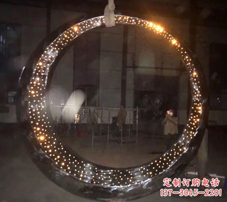 烟台璀璨夜空,不锈钢发光月亮雕塑