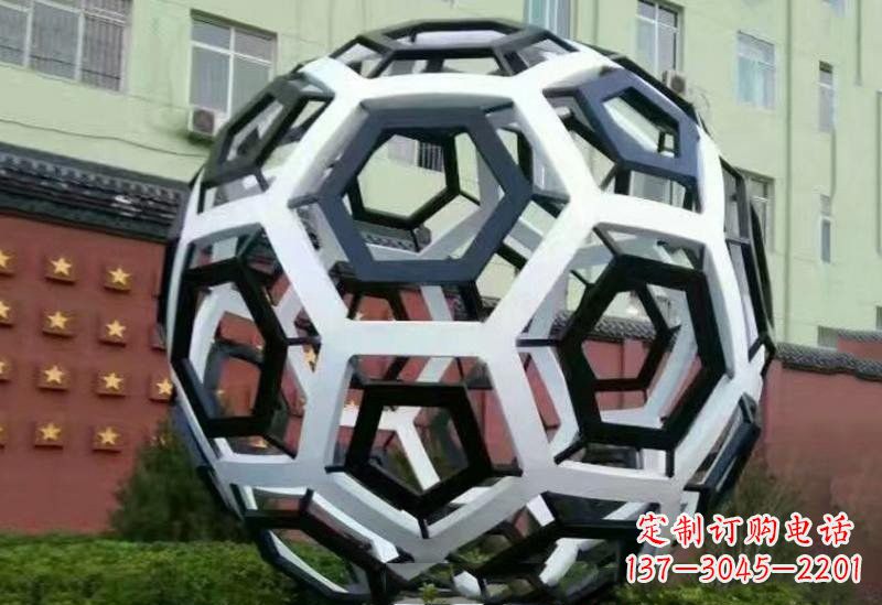 烟台不锈钢公园的镂空足球雕塑