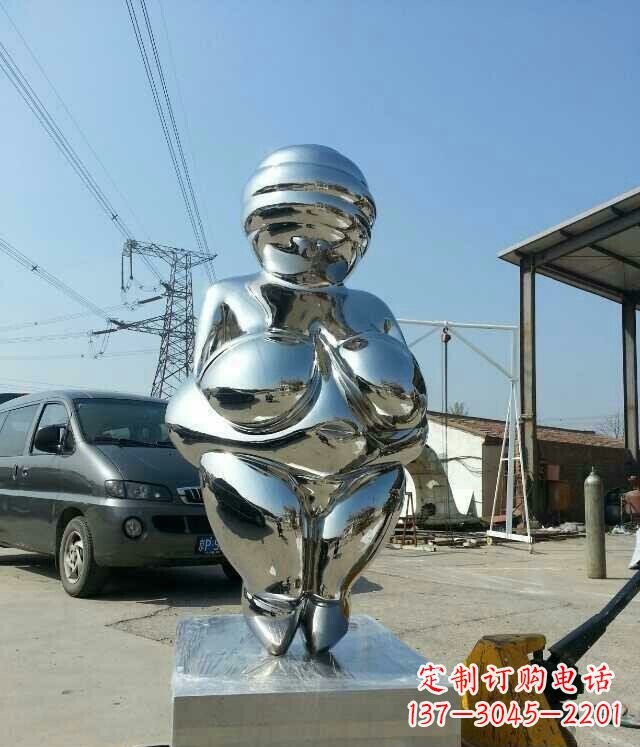 烟台女性之美不锈钢公园的女人雕塑