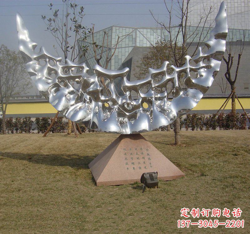 烟台不锈钢月亮雕塑象征着无尽的美丽