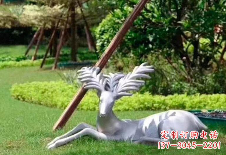 烟台不锈钢公园大角鹿雕塑精致而美丽