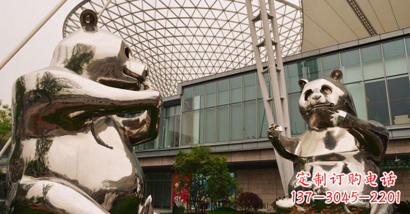 烟台不锈钢公园动物镜面熊猫雕塑
