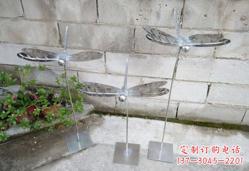 烟台不锈钢公园动物镜面蜻蜓雕塑