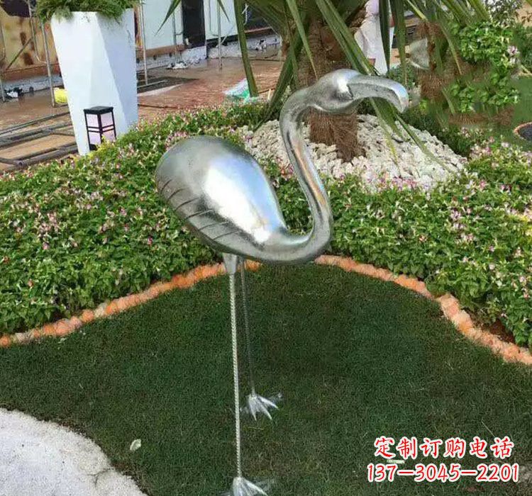 烟台火烈鸟雕塑美丽而又充满力量