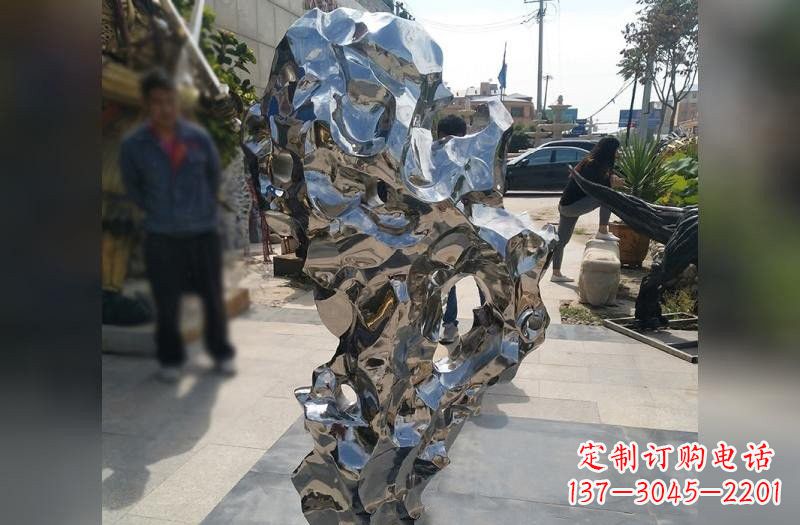 烟台太湖石雕塑——点缀不锈钢公园