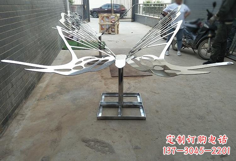 烟台非凡之美不锈钢公园的蝴蝶雕塑