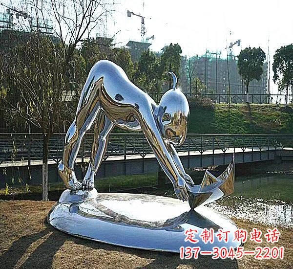 烟台不锈钢公园拿折纸船的儿童雕塑