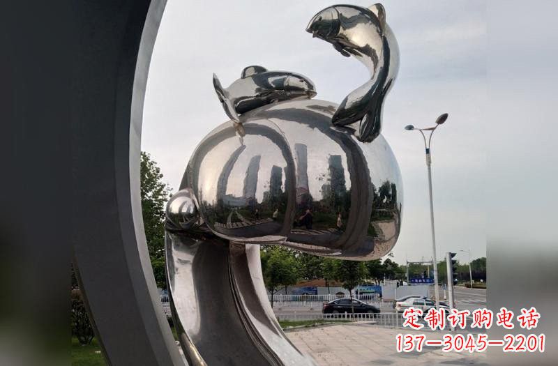 烟台海浪下的海鸥雕塑