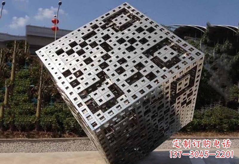 烟台不锈钢广场上的魔方雕塑