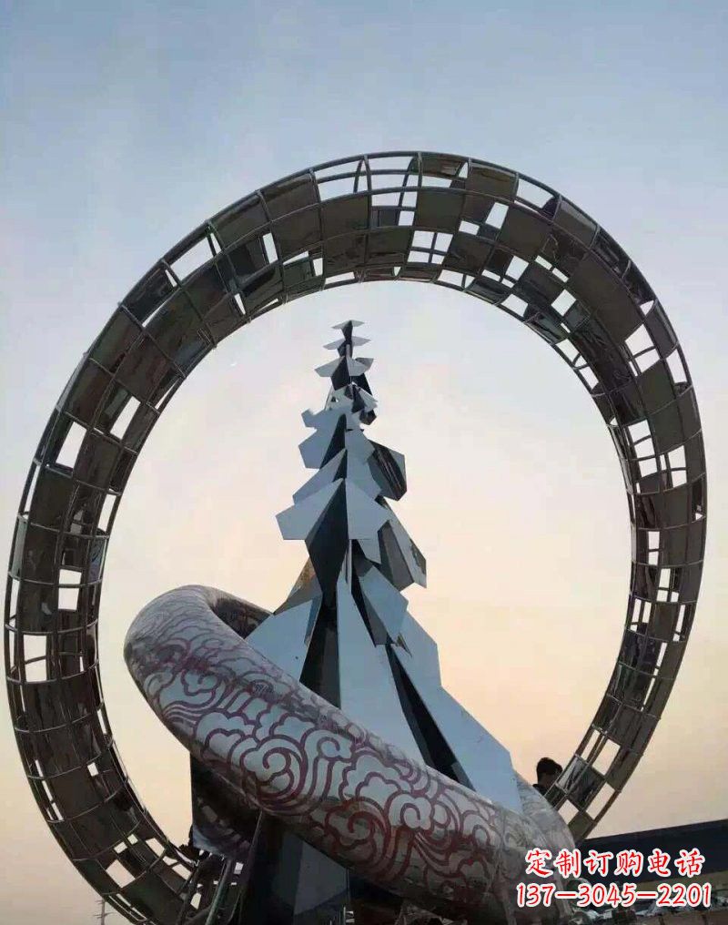 烟台不锈钢广场上的松树雕塑