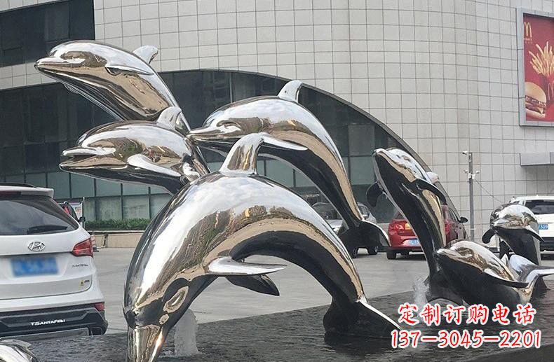 烟台海豚雕塑——不锈钢广场上的跳跃动态