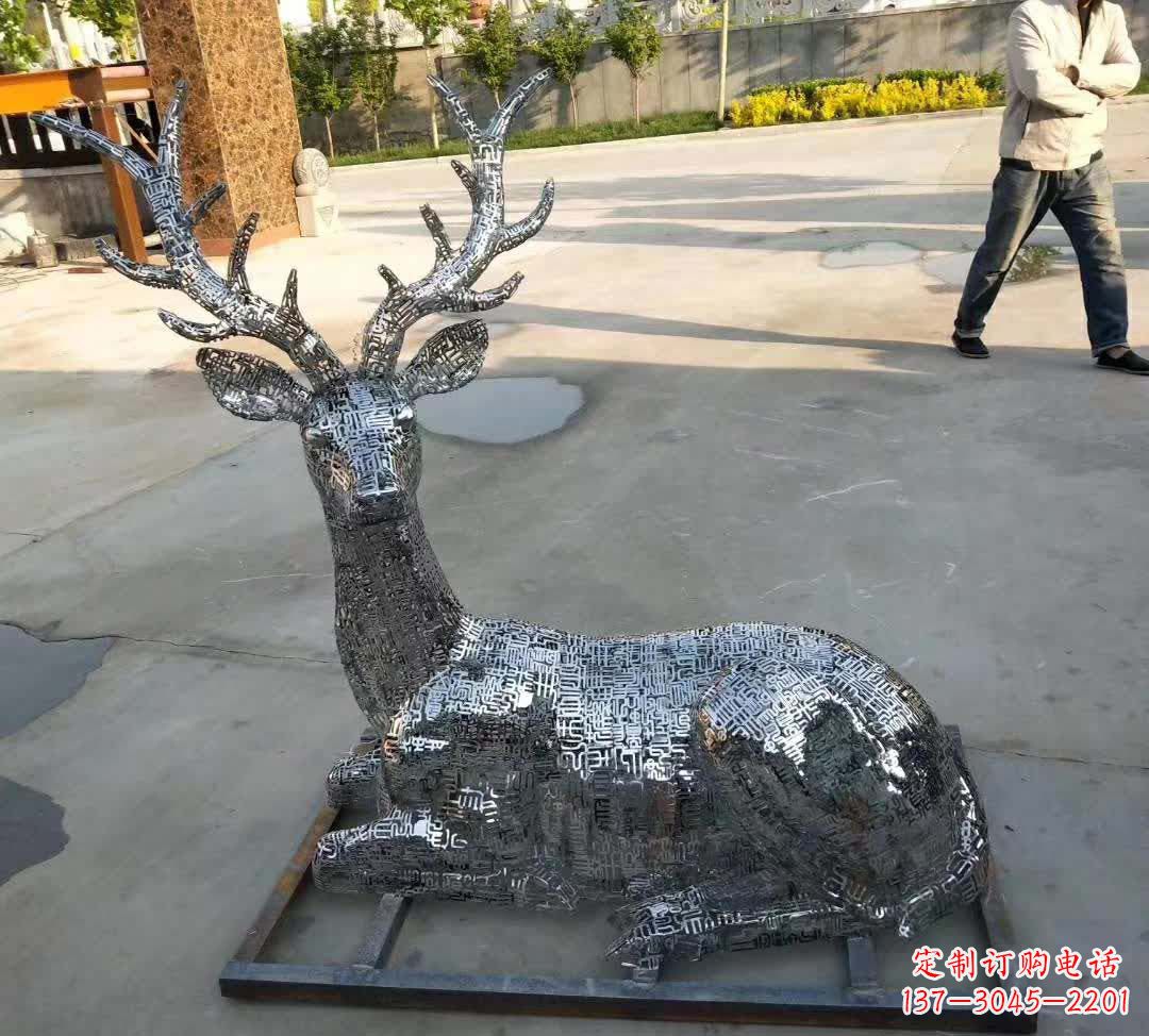 烟台梅花鹿雕塑点缀不锈钢广场星空