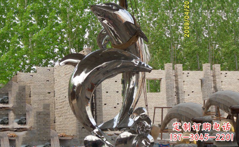 烟台海豚之美不锈钢海边雕塑