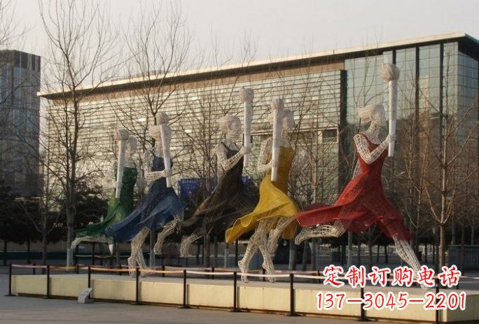 烟台不锈钢火炬手雕塑象征着永恒的精神