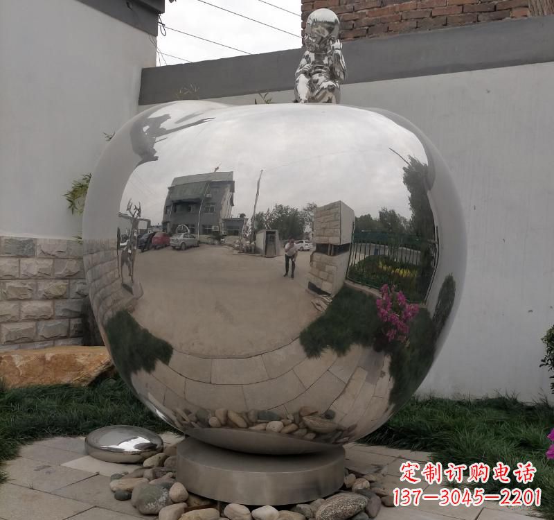 烟台不锈钢金色苹果雕塑古典与现代的结合