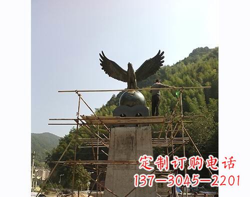 烟台不锈钢老鹰踩地球雕塑缅怀大自然之美