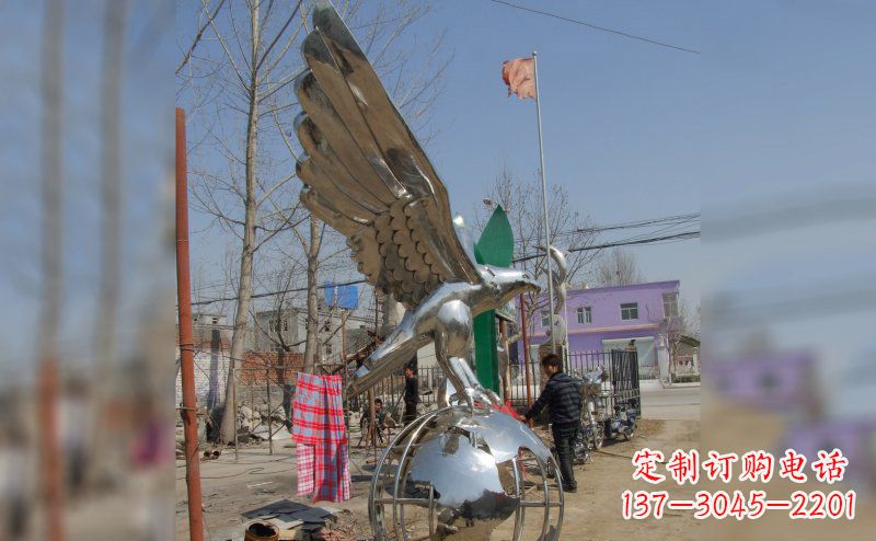 烟台不锈钢老鹰雕塑象征力量与美丽