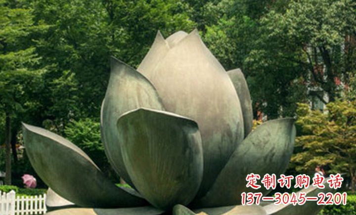 烟台不锈钢莲花公园精美的雕塑装点