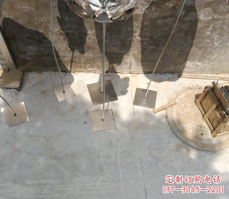 烟台不锈钢荷叶雕塑给大厅带来精致优雅
