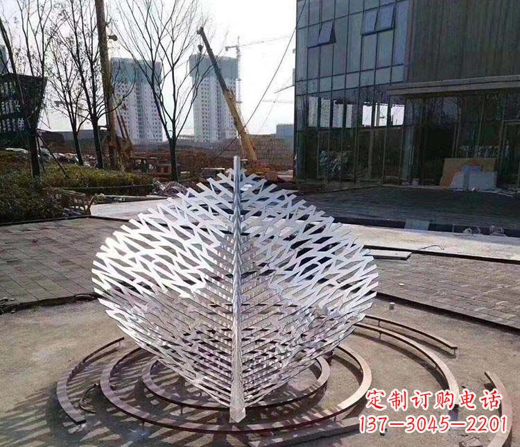 烟台不锈钢镂空树叶雕塑精美雕刻的艺术