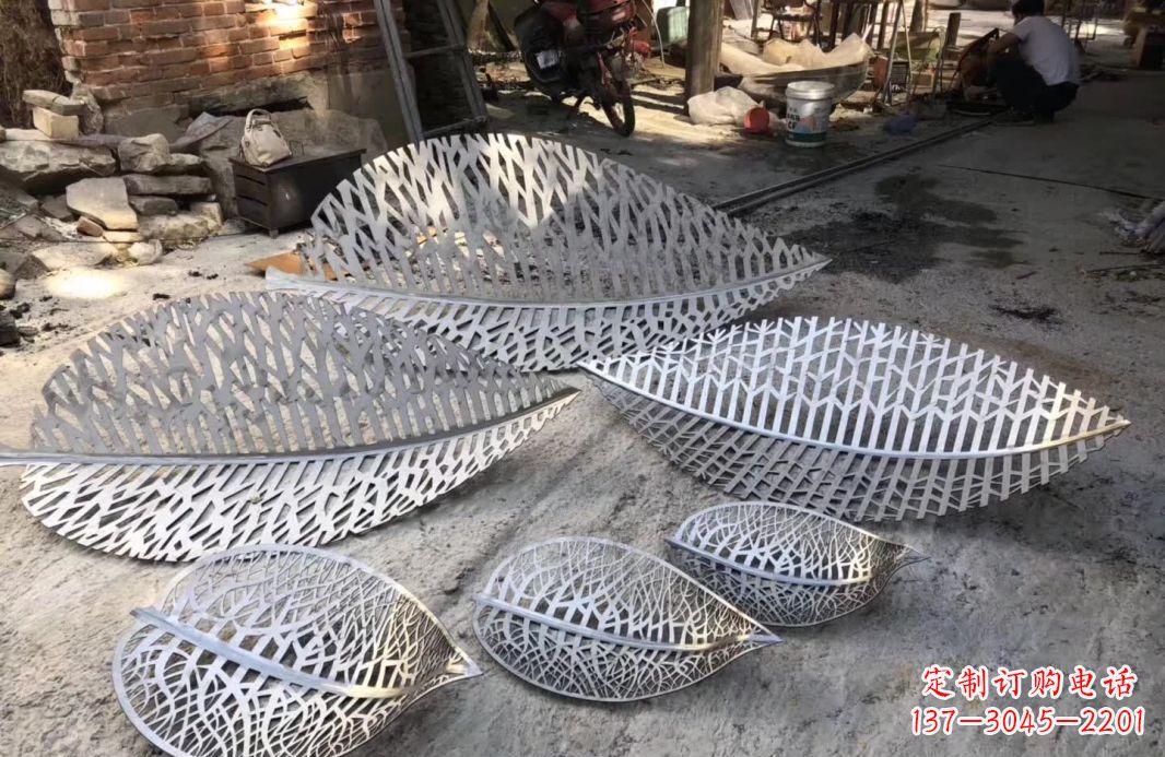 烟台不锈钢树叶雕塑美丽的自然之美