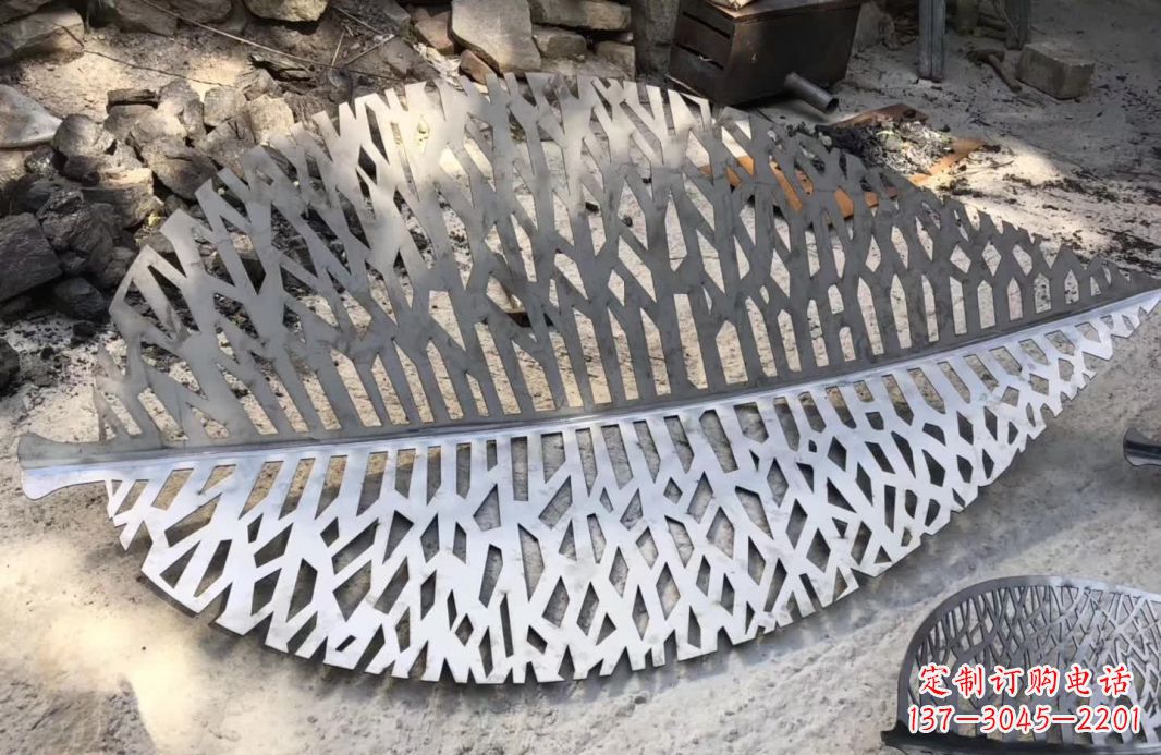 烟台不锈钢镂空树叶雕塑艺术的精美结合