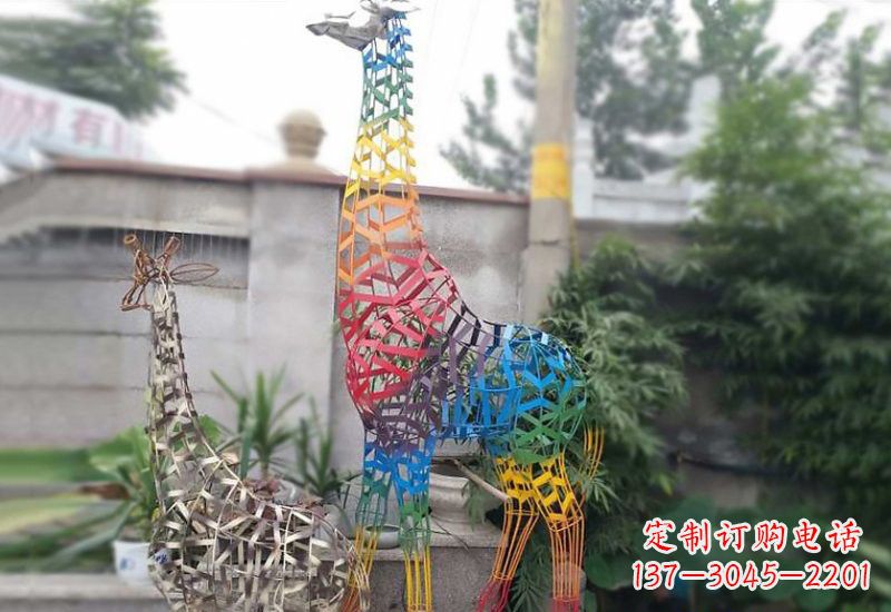 烟台长颈鹿雕塑优雅而古典的艺术