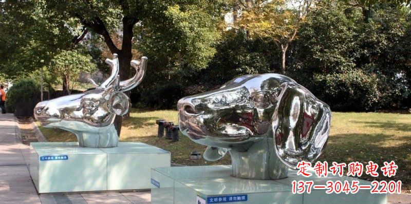 烟台狗头公园不锈钢鹿和狗雕塑